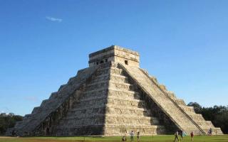 Чичен Ица е древен град на маите в Мексико, където се намират известните пирамиди и храмове на маите